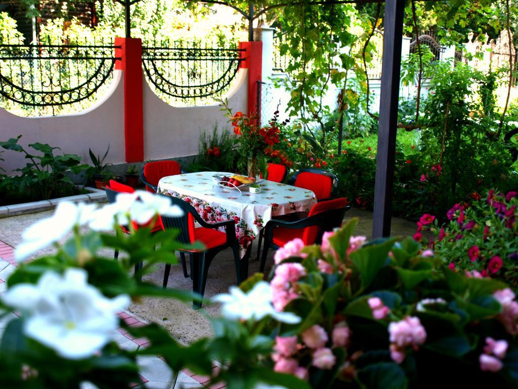 Friendly House *